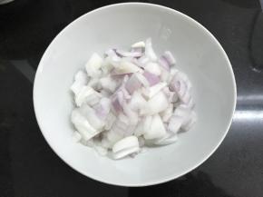 洋葱也切成小块。