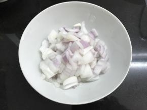 洋葱也切成小块。