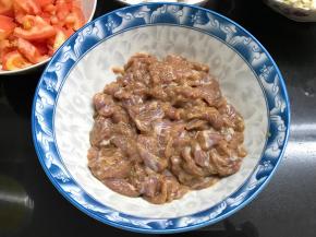 泡去血水的牛肉加生抽、盐、糖腌制30分钟。