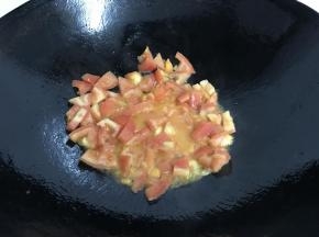 蕃茄下油锅炒出汁。