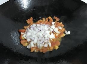 加入洋葱翻炒。