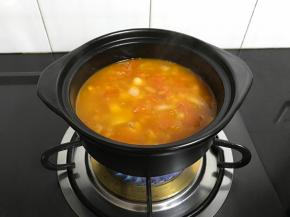 砂锅中加入适量水把炒好的蕃茄洋葱放入。