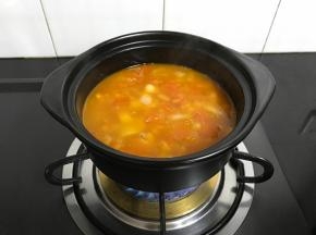 砂锅中加入适量水把炒好的蕃茄洋葱放入。