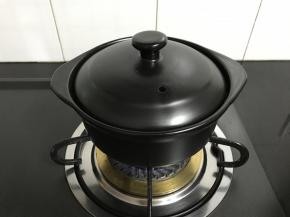 转中小火把蕃茄洋葱炖烂。