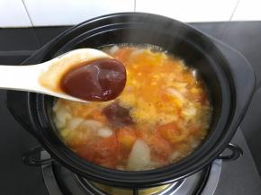 加入一勺蕃茄酱。