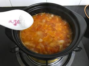 加适量盐调味。