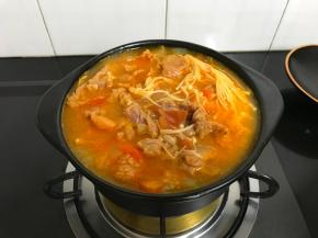 最后把腌制好的牛肉放入，等牛肉变色1分钟后即可关火。