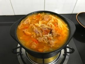 最后把腌制好的牛肉放入，等牛肉变色1分钟后即可关火。