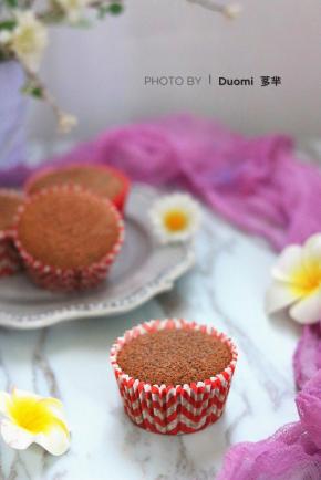 烤好用牙签插入蛋糕内部，拔出牙签后没有粘上蛋糕，代表熟了。