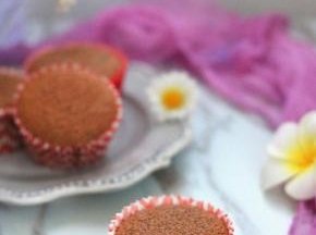 烤好用牙签插入蛋糕内部，拔出牙签后没有粘上蛋糕，代表熟了。