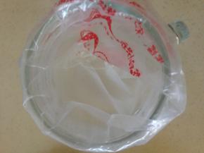 去裱花袋 套在杯子上 将搅拌好的面糊倒入裱花袋