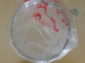 去裱花袋 套在杯子上 将搅拌好的面糊倒入裱花袋