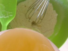 搅拌好的蛋清液加入混匀的粉类