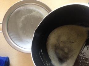 将冷却下来的黄油过筛 不需要降到室温 要保持黄油的流动性