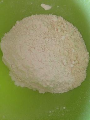 将杏仁粉也过筛加入低粉