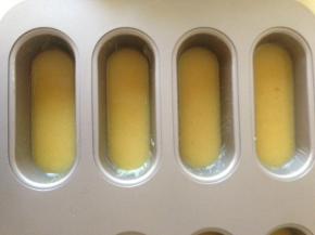 挤在模具里 8分满