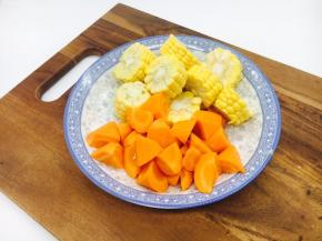 玉米切段，胡萝卜切滚刀块。