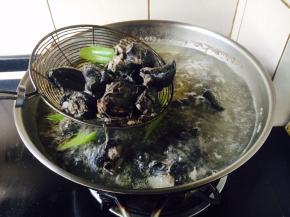 用大火煮开，煮约2分钟左右捞出焯好水的乌鸡。