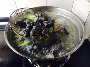 用大火煮开，煮约2分钟左右捞出焯好水的乌鸡。
