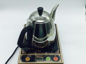 在给乌鸡焯水时做一壶开水备用