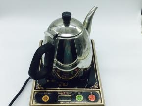 在给乌鸡焯水时做一壶开水备用