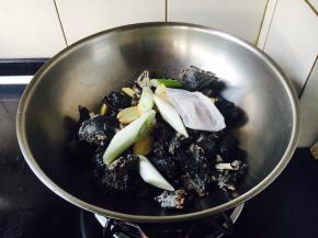 放入葱和姜及料包