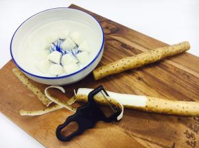 山药削皮，切滚刀块，放在清水里。