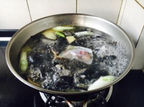 大火煮开，小火炖20分钟左右。