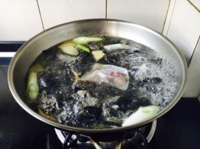 大火煮开，小火炖20分钟左右。