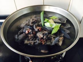 锅里放凉水，放入乌鸡，葱段，姜片。