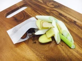 准备好辅助食材，葱切段，姜切片，山楂片，花椒，八角放在料包里。