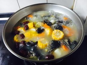一锅大枣山药乌鸡汤煮好了