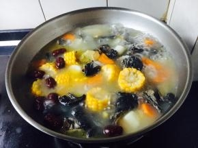 一锅大枣山药乌鸡汤煮好了