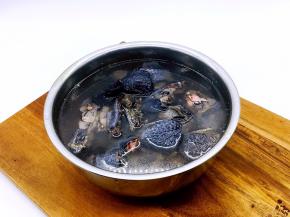 用清水浸泡乌鸡半个小时，洗干净。