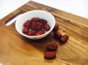 大枣用清水洗干净。