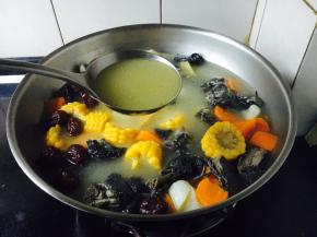 放入1小勺盐调味 请按照个人口味调味


