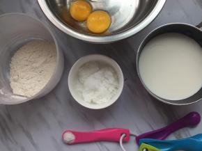 将所有杜料备好，鸡蛋分离在干净无水无渥的蛋盆里，