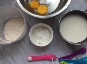 将所有杜料备好，鸡蛋分离在干净无水无渥的蛋盆里，