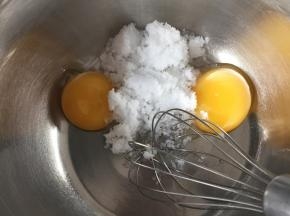 蛋黄里加入细砂糖