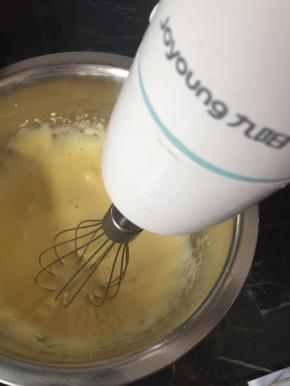 用手动蛋抽搅打至浓稠的状态