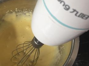 用手动蛋抽搅打至浓稠的状态