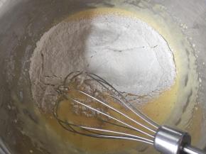 加入低筋面粉和盐，搅拌均匀