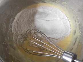 加入低筋面粉和盐，搅拌均匀