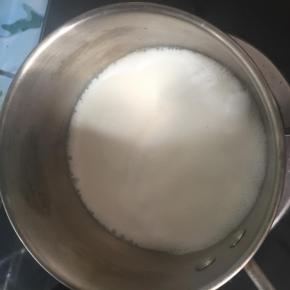 牛奶倒入奶锅，煮至沸腾