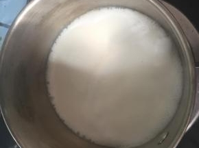牛奶倒入奶锅，煮至沸腾