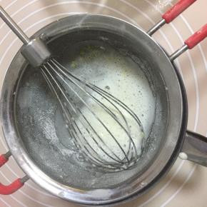 再分次加入剩余的牛奶，继续拌匀，
最后将蛋奶液过筛到锅里