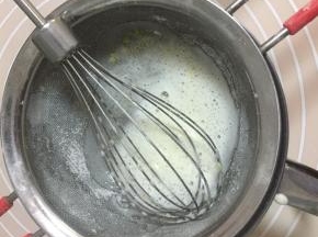 再分次加入剩余的牛奶，继续拌匀，
最后将蛋奶液过筛到锅里