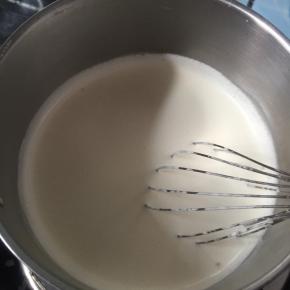 新用小火加热，边煮边搅拌至乳糊状