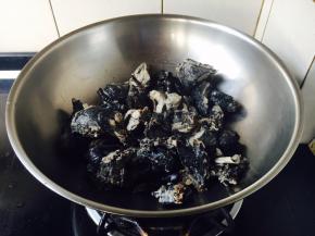 把焯好水的乌鸡鸡块放在锅里