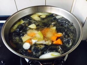 
放入胡萝卜和山药，煮约10分钟